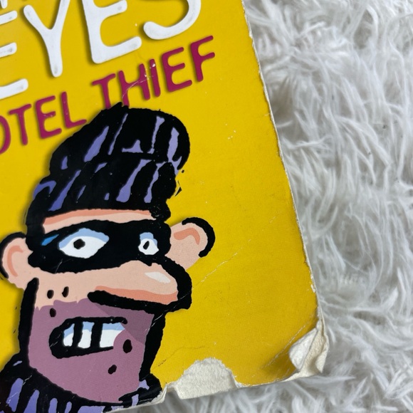 Sammy Keyes and the Hotel Thief - paperback, Wendelin Van Draanen, 0679892648 - Picture 2 of 6